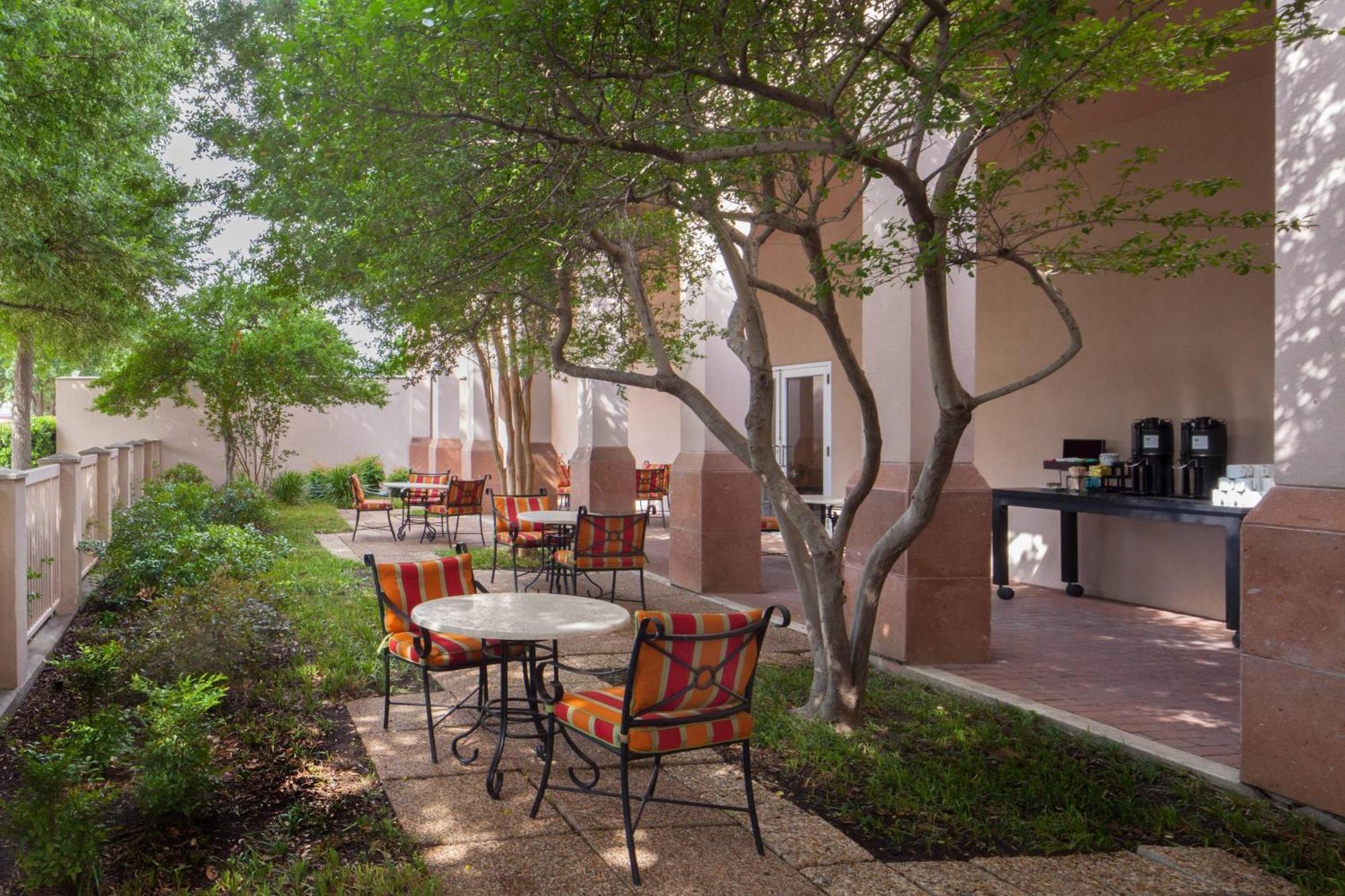 Dallas Marriott Suites Market Center Buitenkant foto