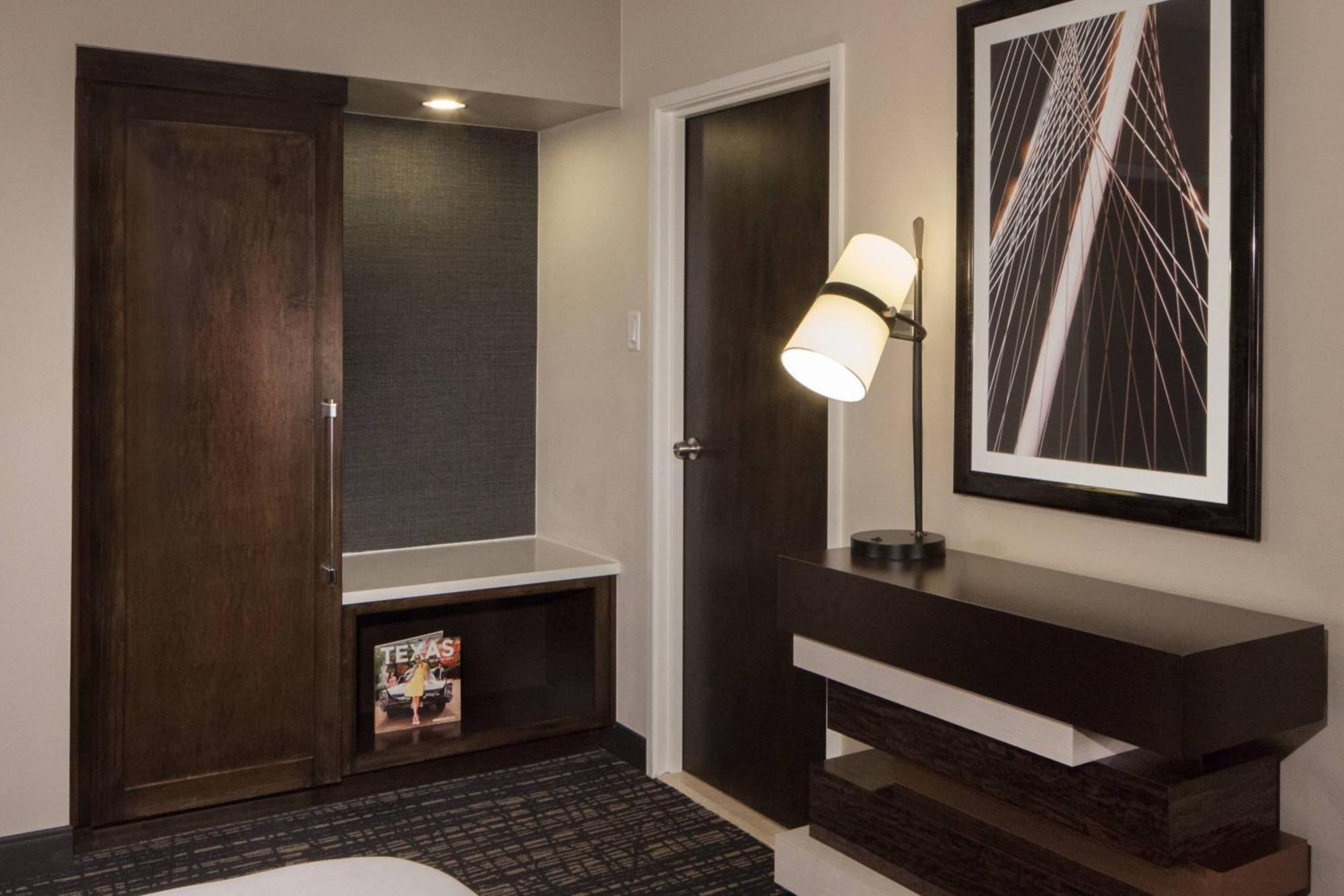 Dallas Marriott Suites Market Center Buitenkant foto